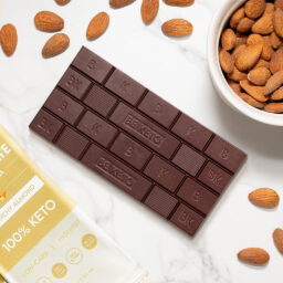 Chocolat Végétalien Keto + Huile MCT – Amandes Croquantes 80g